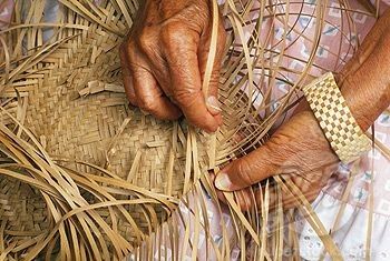 Cedar Weaving, Hawaiian Crafts, Flax Weaving, Basket Weaver, Hawaiian Culture, Diy Basket, Weaving Art, Artisan Craft, Weaving Techniques