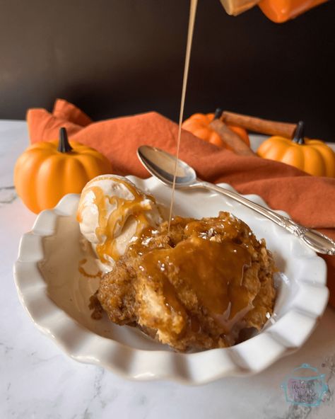 Stews Crockpot, Bread Pudding Recipe Crockpot, Pecan Praline Sauce, Pumpkin Crockpot, Praline Sauce, Pecan Sauce, French Loaf, Pumpkin Bread Easy, Pumpkin Bread Pudding