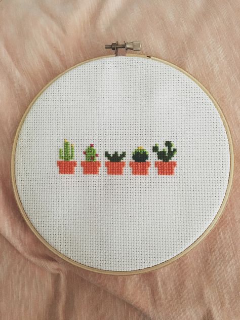 Simple Tiny Cross Stitch Patterns, Easy Cross Stitch Designs, Cross Stitch Designs Simple, Cute Mini Cross Stitch, Simple Cross Stitch Flower, Cross Stitch Patterns Easy Simple, Small Cross Stitch Designs, Small Plant Cross Stitch, Small Cute Cross Stitch Patterns