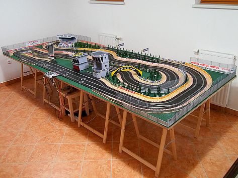 Scalextric Track, Slot Car Race Track, Slot Racing, Slot Machine Cake, Ho Slot Cars, Race Tracks, Layout Plan, Slot Car Racing, Slot Machine Party