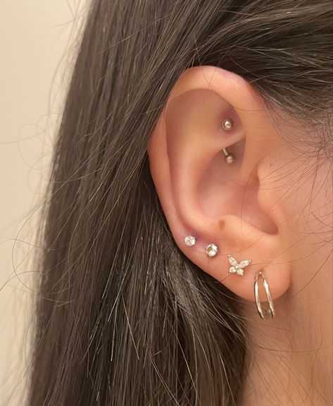 minimalist styled asian ear piercings earrings inspo rook quadruple lobes lower helix, butterfly studs buttery earrings pretty piercings inspiration Asian Ear Piercing, Asian Piercing, Ear Piercings Earrings, Pretty Piercings, Piercings Earrings, Earrings Pretty, Pretty Ear Piercings, Nose Piercing, Helix