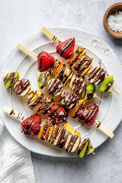 Easy & delicious fruit skewers made with 5 different types of fresh fruit and a drizzle of dark chocolate for an extra treat. These fun rainbow fruit skewers are the perfect healthy snack or dessert and are great for kids! #fruit #summerrecipe #summerfruit #fruitkabob #fruitskewer #healthysnack #healthydessert Safari Party Foods, Rainbow Fruit Skewers, Healthy Summer Snacks, Appetizers For Kids, Ambitious Kitchen, Fruit Skewers, Grilled Fruit, Fruit Kabobs, Rainbow Fruit