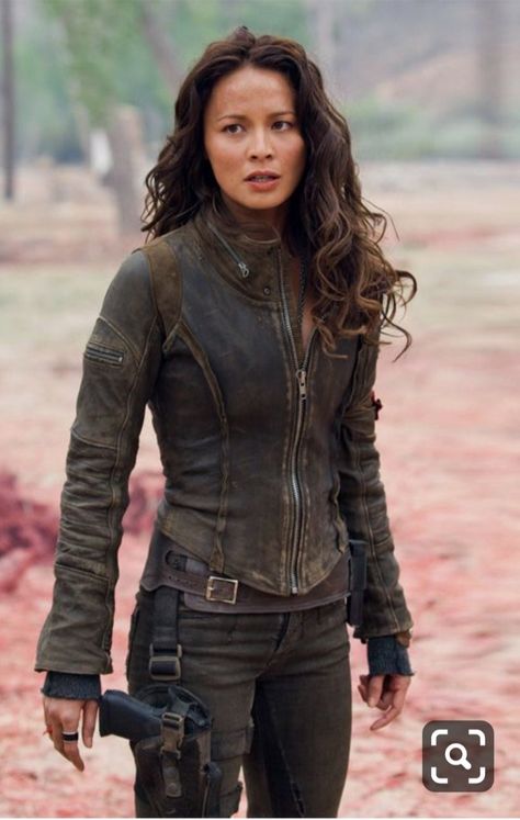 Moon Bloodgood: "Terminator: Salvation" Moon Bloodgood, Terminator Salvation, Apocalypse Fashion, Ropa Shabby Chic, Dystopian Fashion, Blair Williams, Apocalypse Aesthetic, Post Apocalyptic Fashion, Wilde Westen