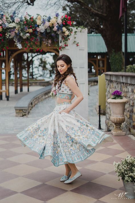 #Trending: Short Lehengas For Mehendi | WedMeGood Short Lehenga, Mehandi Outfit, Mehandi Dress, Brunch Outfits Fall, Outfit Designer, Lehenga Pattern, Mehendi Ceremony, Mehendi Outfits, Mehndi Ceremony