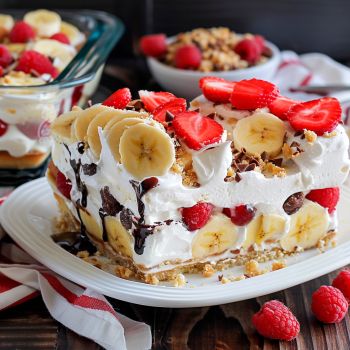 Easy No Bake Banana Split Cake, Easy No Bake Banana Split Dessert, Heavenly No Bake Banana Split Cheesecake, No Bake Banana Split Dessert, No Bake Banana Split Cake, Banana Split Cake Recipe, Banana Split Dessert Recipes, Banana Split Pie, Banana Split Cake