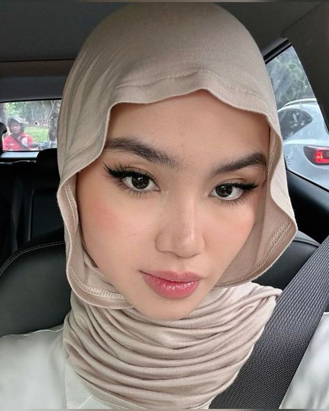 Hijab Makeup, Simple Casual Outfits, Grp Ports, Pre Wedding Poses, Ethereal Makeup, Model Pose, Everyday Fashion Outfits, Soft Makeup, Muslim Fashion Outfits