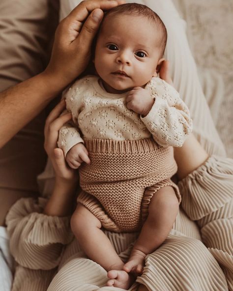 slow down and soak it all in ✨️ #newbornsession #martamoskalikpresets #newbornphotography #newbornphotographer #neugeborenenshooting #neugeborenenfotografie #neugeborenenfotos #newbornposing #stuttgartfotograf #stuttgartmoms #newbornphotos #newbornphotographers Month Old Baby Pictures, Newborn Monthly Pictures Photo Ideas, Family Photos With Baby And Toddler, Newborn Photo Shoot Outfits, Newborn Shoots, Newborn Ideas, Born Photography, Newborn Announcement, Newborn Pics