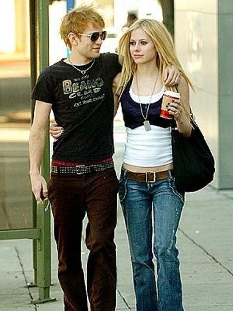 Avril Lavigne and Deryck Whibley Mens Indie Sleaze, 2006 Street Style, Indie Sleaze Men, Earth Outfits, Deryck Whibley, Dark Y2k, Avril Lavigne Style, Pictures Of Women, Indie Sleaze