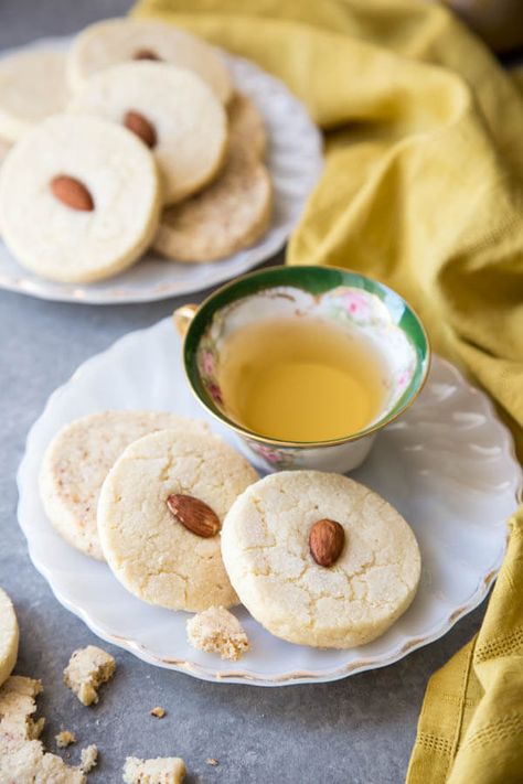 These buttery Almond Shortbread Cookies have the sweet flavor of almond extract and the nuttiness of real almond in the dough. #wildwildwhisk #almondshortbread #almondshortbreadcookies Almond Sweets, Extract Recipes, Cookies Italian, Pecan Cookie, Assorted Cookies, Almond Shortbread, Cookie Board, Almond Shortbread Cookies, Baking Journal