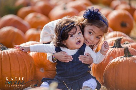 Sibling Pumpkin Patch Pictures, Sibling Halloween Photoshoot, Pumkin Patch Pictures, Patch Photography, Pumpkin Patch Photography, Sibling Photography Newborn, Fall Baby Pictures, Fall Minis, Newborn Sibling