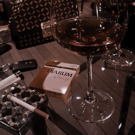 Luxury Wine Aesthetic, Rose Gold Aesthetic, Spy Girl, Glam Aesthetic, Broken Screen Wallpaper, Boujee Aesthetic, Gold Aesthetic, Dark Feminine Aesthetic, Classy Aesthetic