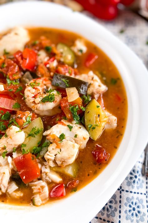 Healthy Fish Stew, Mediterranean Seafood Stew, Mediterranean Fish Soup, Mediterranean Fish Dishes, Fish And Veggie Recipes, Easy Pescatarian Recipes, Mediterranean Fish Recipes, Meditterean Diet, Meditterean Diet Recipes