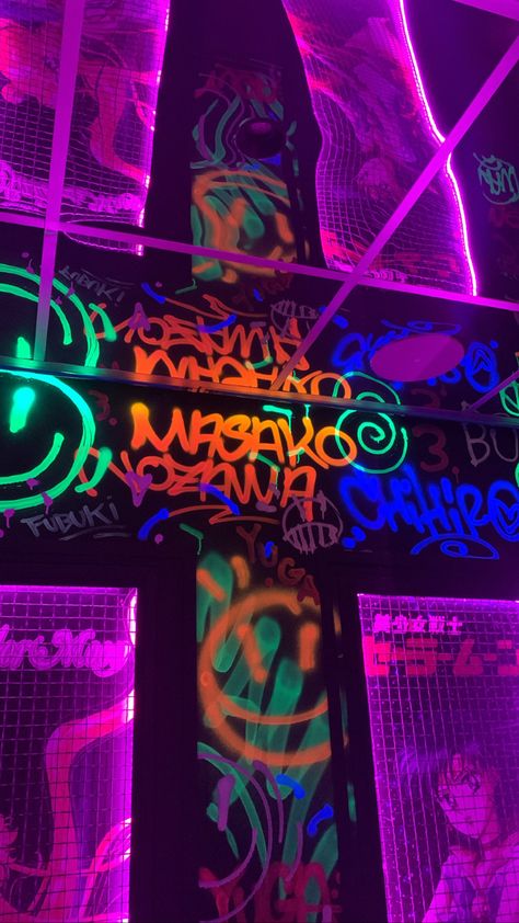 Punk Neon Aesthetic, Dark Kidcore, Splatoon Aesthetic, Neon Spray Paint, Techno Design, Neon Graffiti, Future Nostalgia, Skating Aesthetic, Fake Wedding