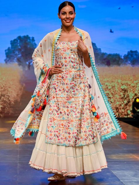 Sukriti & Aakriti at Lakmé Fashion Week 2020 Lakme Fashion Week 2020, Happy Dresses, India Fashion Week, Long Kurti Designs, Fashion Week 2015, Vogue India, Lakme Fashion Week, Dress Indian Style, Indian Designer Outfits