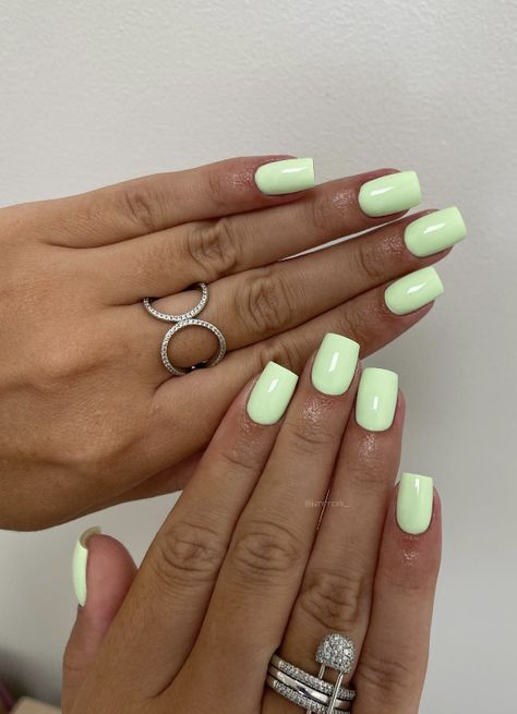 Manicure For Vacation, Summer Nails Shellac Short, Summer Nail 2024 Trends Square, Simple Bright Summer Nails, Summer Nails Square Bright, Lime Green Summer Nails, Summer Green Nails Designs, Neon Green Short Nails, Lime Green Short Nails