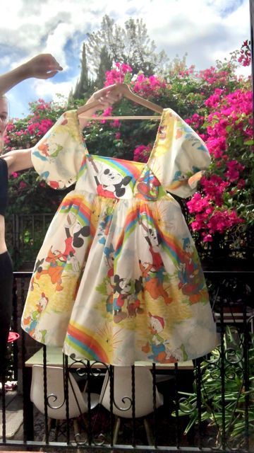 Disney Upcycled Clothes, Vintage Sheet Dress, Vintage Disney Outfits, Wacky Outfits, Disneyland Dress, Disney Ootd, Disney 90s, King Painting, Disney Imagineering