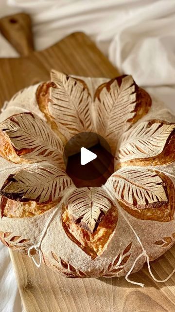 Simona 👩🏼‍💼 on Instagram: "🍂 Crown of leaves 🍂 🌟🌟🌟🌟🌟🌟🌟🌟 … an idea to decorate the Christmas table 🎄 🎅🏻  🌟 🌟 🌟 #breadleaves #trysomethingdifferent  #christmasbread #christmasvibes  #sourdough #sourdoughbread #bread #sourdoughbaking  #breadbaking  #lievitomadre  #breadstagram #artisanbread #realbread #organicbread  #bakinglove #homemadebread #sourdoughbreadart #breadart #bakingbread #breadporn #breadphotography #homebaking  #foodblogger #breadislife #naturallyleavenedbread  #scoringbread" Lame Bread Designs, French Bread Scoring Patterns, Sourdough Wreath Bread, Artisan Bread Designs, How To Braid Bread Dough, Christmas Sourdough Bread Scoring, Sourdough Christmas Scoring, Christmas Tree Sourdough Scoring, Christmas Bread Scoring