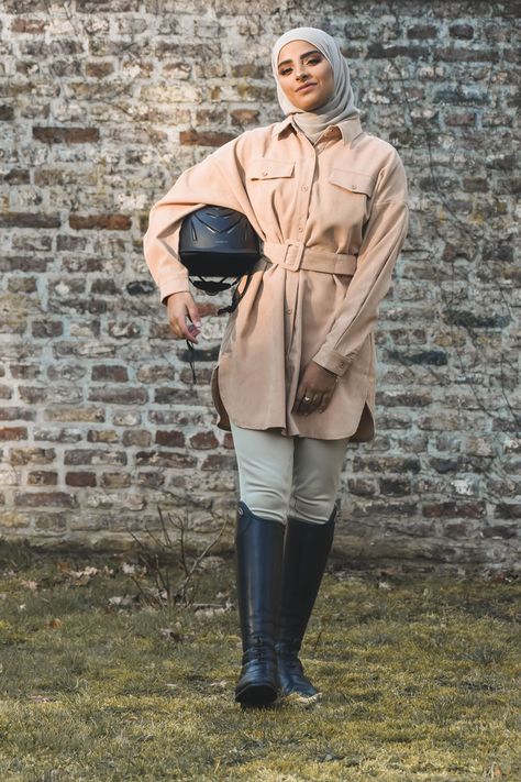 Hijabi Equestrian Outfits, Hijabi Horse Riding Outfit, Modest Horse Riding Outfit, Horse Riding Outfit Hijab, Hijabi Horse Riding, Hijab Equestrian, Horse Riding Outfit Casual, Equine Outfits, Horse Riding Outfit Women