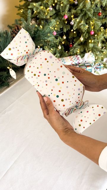 Gift Wrapping Ideas Candy Shape, Wrapping Gifts With Ribbon, Candy Shaped Gift Wrapping, Wraping The Gifts Simple, How To Wrap A Gift Like A Candy, Candy Gift Wrapping Ideas, How To Wrap A Tube Shaped Gift, Gift Wrapping Round Shape, Wrap Round Gift