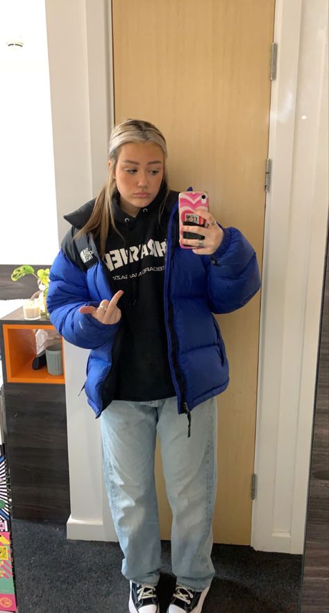 girl outfit north face puffer street wear thrasher skater fit Blue North Face Jacket Outfit, Thrasher Hoodie Outfit, North Face Puffer Jacket Blue, Nuptse Jacket Outfit, Winter Outfits Puffer Jacket, Blue North Face Puffer, North Face Puffer Outfit, North Face Jacket Outfit, North Face Nuptse Jacket