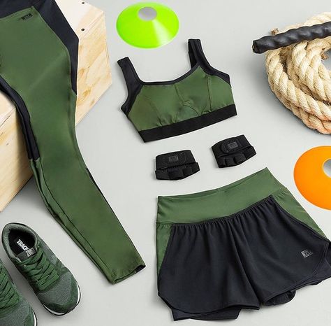 Fitness Flatlay, Sporty Photoshoot Ideas, Sporty Photoshoot, Workout Photography, Outfit Sporty, Fitness Art, Yoga Suit, Training Clothes, Flatlay Styling