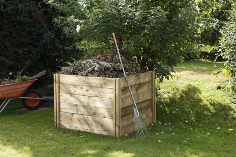 The easy way to turn garden waste into compost. Pvc Conduit, Yard Waste, Recycle Box, Forest Garden, Green Garden, Plant Needs, Grow Your Own, Compost Bin, Organic Gardening