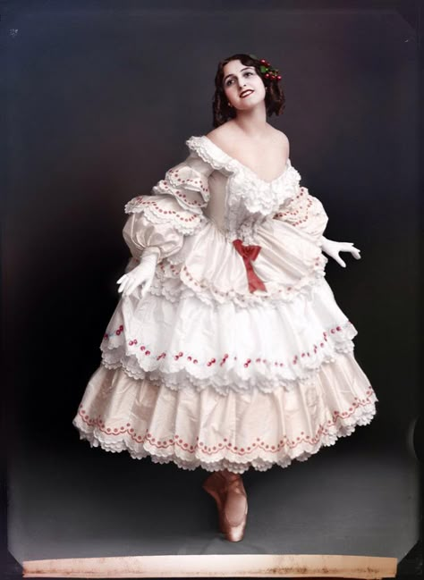 Photographie Glamour Vintage, Tari Balet, Helsingor, Ballet Russe, Vintage Ballerina, Swing Dancing, The Ballet, Ballet Costumes, Historical Dresses