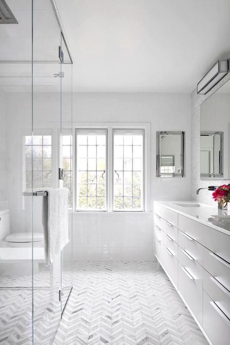 11 Bright White Bathrooms | COCOCOZY Kitchen Design Modern Contemporary, Small Bathroom Tile Ideas, Best Bathroom Flooring, Small Bathroom Tiles, Marble Tile Bathroom, Minimalist Bathroom Design, White Bathroom Designs, White Bathroom Tiles, Contemporary Bathroom Designs