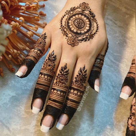 Alia Bhatt Mehendi, Eid Mehendi, Henna Doodle, Henna Tattoo Designs Arm, Mehedi Design, Finger Henna Designs, Henna Tattoo Kit, Henna Tattoo Hand, Modern Henna Designs