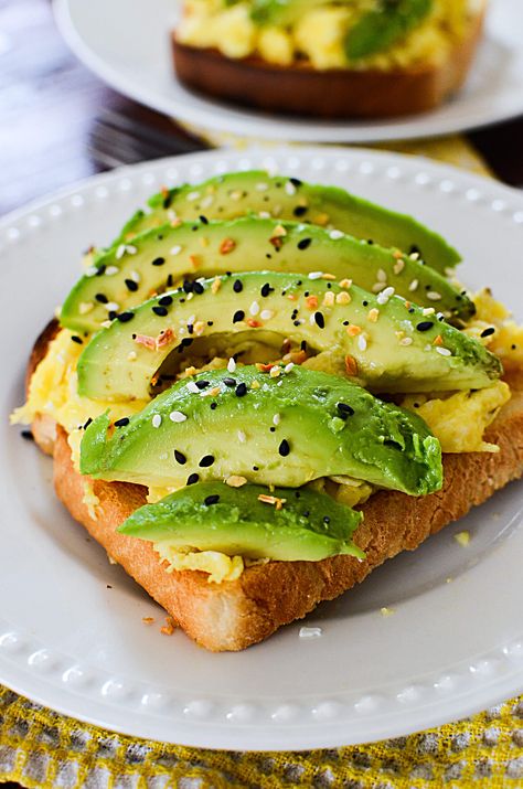 This recipe for simple avocado toast is easy, quick and super delicious! This is the best avocado toast for when you want to eat healthy but still have a quick morning breakfast! Avocado Toast Dinner, Bread With Avocado, Best Avocado Toast Recipe With Egg, Avacodo Toast Recipes Lunch, Avocoda Toast, First Watch Avocado Toast Recipe, Simple Avocado Toast, Avocado Toast Recipe, Stuffed Avocado Healthy