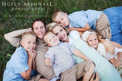 Love this family shot! Casual Family Photos, Family Picture Poses, Family Photo Pose, Family Inspiration, Photographs Ideas, Family Posing, Jolie Photo, Portrait Inspiration, Beautiful Family