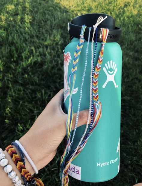 Summer Hydroflask, Sting Bracelets, Beach Girl Style, Freindship Bracelets, Preppy Accessories, Cute Friendship Bracelets, Yarn Bracelets, Beachy Jewelry, Camping Aesthetic