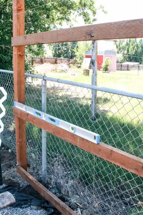 Diy Wood Fence, Build A Privacy Fence, Chain Link Fence Cover, Chain Link Fence Privacy, Cheap Privacy Fence, Backyard Fence Decor, Diy Backyard Fence, Diy Privacy Fence, Privacy Fence Designs