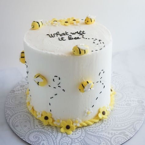 𝐂𝐀𝐊𝐄𝐒 𝐅𝐎𝐑 𝐎𝐑𝐃𝐄𝐑 𝐏𝐀𝐍𝐀𝐌𝐀 𝐂𝐈𝐓𝐘 on Instagram: “What will it bee? 🐝  Gender reveal cake for baby . Inside vanilla cake with buttercream frosting. . . . #beecake #bee #genderreveal…” Torturi Baby Shower, Gender Reveal Party Food, Baby Reveal Cakes, Creative Gender Reveals, Bee Gender Reveal, Idee Babyshower, Bee Cakes, Baby Reveal Party, Baby Gender Reveal Party