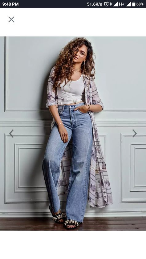 Jeans With Shrug Outfit, Kurti Jeans Outfit, Shrugs With Jeans, Denim Shrug, Somali Clothing, Flair Jeans Outfit, Indo Western Outfits For Women, Celebrity Casual Outfits, Birthday Garland