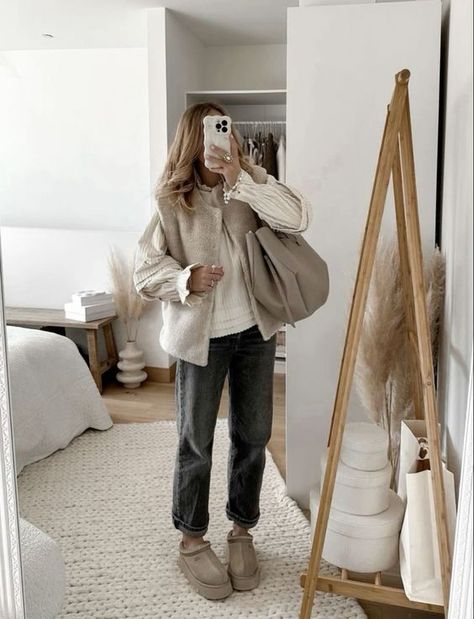 Fall Ugg Aesthetic, Tazz Outfit Ideas, Casual Mum Outfit Winter, Elegant Fall Outfits Classy Chic, Cool Mom Outfits Fall, Fall 2024 Style Trends, Outfits For Europe Winter, Up North Outfits, Natural Outfits Aesthetic