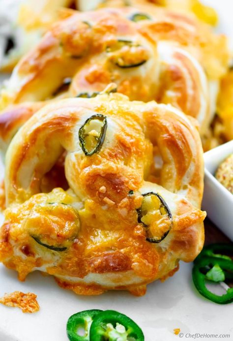 Jalapeno Cheddar Cheese Soft Pretzels Recipe | ChefDeHome.com Pretzel Dough Recipe, Cheese Pretzels, Seasoned Pretzels, Pretzel Dough, Pretzel Cheese, Soft Pretzel Recipe, Beer Cheese Dip, Homemade Soft Pretzels, Jalapeno Recipes