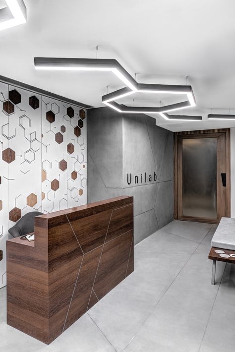 Gallery of Unilab Pharma Office / SAV Architecture + Design - 1 Small Lobby, Offices Ideas, Office Lobby Design, Receptionist Desk, Office Reception Design, Office Room Design, Small Office Design, Commercial And Office Architecture, Lobby Interior Design