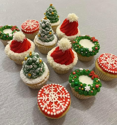 Christmas Cupcakes Elegant, Winter Theme Cupcakes, Christmas Flower Cupcakes, Xmas Cupcake Ideas, Christmas Mini Desserts, Christmas Cupcake Ideas, Easy Christmas Cupcakes, Christmas Muffins, Winter Cupcakes