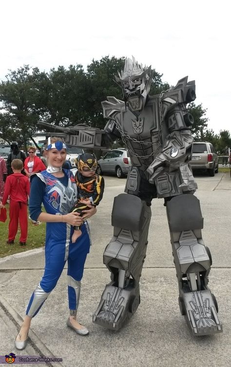 DIY Megatron Transformers Costume - 2015 Halloween Costume Contest Megatron Costume, Transformers Costume, Transformer Costume, Creative Halloween Costumes Diy, 2015 Halloween Costumes, Transformers Megatron, Universal Studio, Costume Works, Transformers Characters