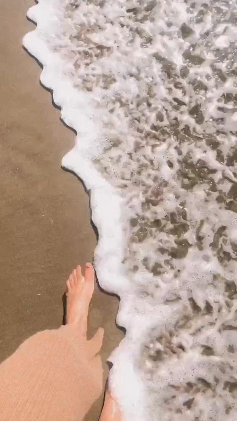 Sparkly sea 🌊 ✨ [Video] | Beach pictures, Ocean photography, Beautiful photography nature Beach Video Ideas, Summer Videos, Beach Story, Sea Video, Summer Beach Pictures, Beach Walking, Beach Sunset Wallpaper, Beach Video, Beach At Night