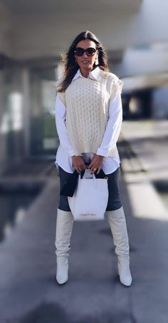 Winter White Outfit, White Boots Outfit, Rok Outfit, Outfit Botas, Job Clothes, White Shirt Outfits, Paris Outfits, Classy Casual Outfits, Outfit Inspiration Fall