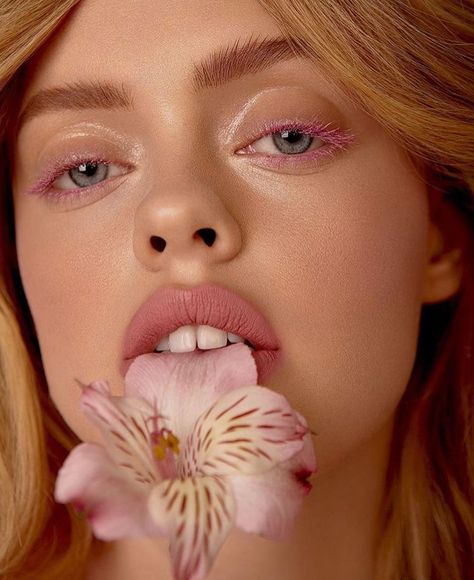 Spring Beauty Editorial, Flower Editorial, Beauty Advertising, Flower Makeup, Make Up Inspiration, Flower Photoshoot, Beauty Photoshoot, Foto Poses, Beauty Shoot