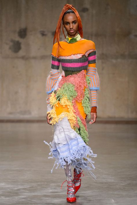 Model Costume, Weird Fashion Trending, Fashion East, London Fashion Weeks, Weird Fashion, 2017 Fashion Trends, Knitwear Fashion, Spring Fashion Trends, Textiles Fashion