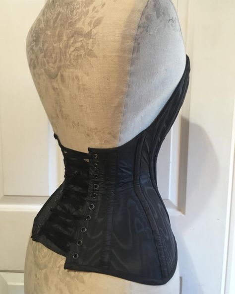 Low back corset by wyte phantom (taken from Facebook) Backless Corset, Low Back Corset, Modern Corset, Low Back, Corset Dress, Low Cut, Fashion Inspo, Style Inspiration, Sewing