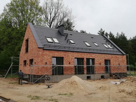 Scandinavian Barn House, Brick Elevation, Country Farmhouse Exterior, Vienna House, Small House Inspiration, Tiny House Exterior, Duplex Design, Small Cottages, Red Brick House