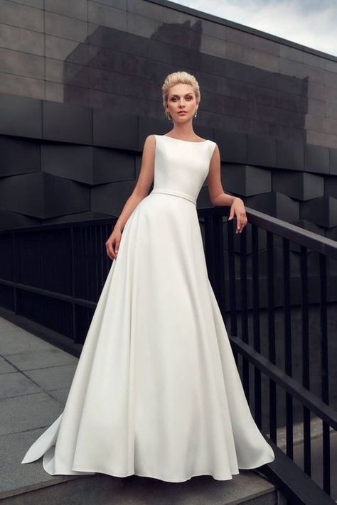 Modern Wedding Gown, Simple Wedding Gowns, Western Wedding Dresses, Long Train Wedding Dress, Pnina Tornai, Classic Brides, Wedding Dress Train, Classic Wedding Dress, Minimalist Dresses