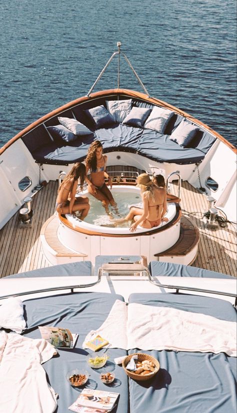 Yatch Boat Luxury, Luxury Yacht Aesthetic, Dreamboard Visionboard, Boat Photoshoot, Yacht Aesthetic, Boat Days, Luxury Lifestyle Girly, Yacht Life, Boat Party