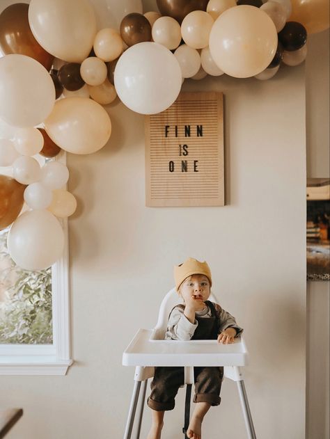 Bear themed neutral winter first birthday! Winter First Birthday, Simple First Birthday, Boys 1st Birthday Party Ideas, Outdoors Birthday Party, Baby Birthday Themes, Teddy Bear Birthday, 1st Birthday Photoshoot, Simple Birthday Decorations, One Year Birthday