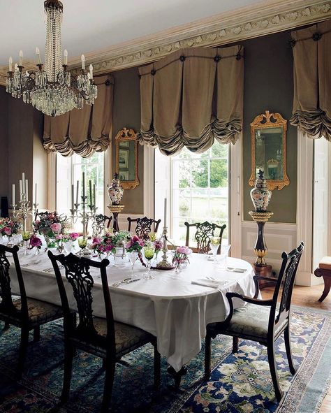 Sibyl Colefax & John Fowler on Instagram: “The wonderful dining room at Bighton House by Philip Hooper. We enjoy designing houses that balance modern living with  spaces that act as…” Colonial Aesthetic, Regency House, Georgian Style Homes, Antique Dining Chairs, Contemporary Curtains, English Decor, London House, Elegant Dining Room, Instagram Hashtags